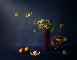 Stimmungsvolle Blumen und Früchte