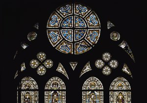 Detail der zentralen Rosette, mit Symbolen der Evangelisten in den ovalen Fenstern