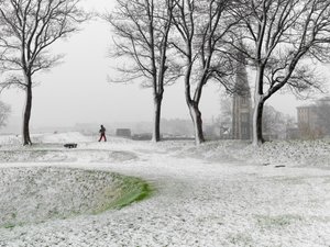 Einsame Figur, die während eines Schneesturms in der Festung Kopenhagen spaziert, Dänemark, 2022 (Foto) von Sisse Brimberg