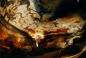 Panoramablick auf die Halle der Stiere in Lascaux, Frankreich