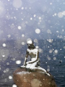 Schneesturm auf der Statue der kleinen Meerjungfrau von Edvard Eriksen, Winter in Kopenhagen, Dänemark, 2022 (Foto)