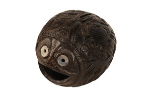 Geschnitzte Kokosnuss-Spardose Bugbear, Spanische Kolonialzeit, ca. 1800