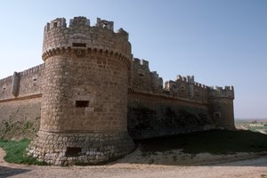 Die Umfassungsmauer und die Ecktürme von Spanish School