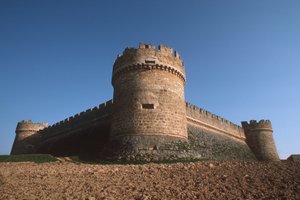 Drei Ecktürme und Umfassungsmauern von unten von Spanish School