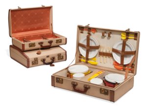 Zwei Koffer und ein Picknickkorb, Loewe, Mitte des 20. Jahrhunderts von Spanish School