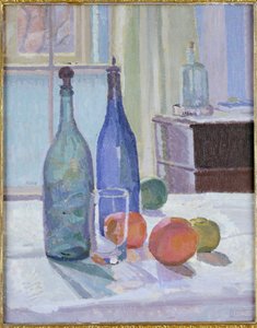 Blaue und grüne Flaschen und Orangen