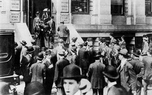 Besorgte Menschenmengen vor dem Büro der White Star Line, 1912 1937 von Sport and General