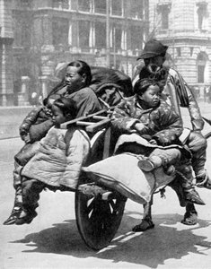 Chinesische Familie auf einem Wagen, 1936
