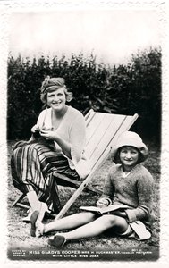 Gladys Cooper 1888-1971, englische Schauspielerin, mit ihrer Tochter Joan, frühes 20. Jahrhundert von Sport and General