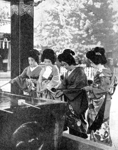 Japanische Frauen waschen sich die Hände vor dem Betreten eines Tempels, 1936 von Sport and General