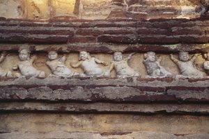 Relief, das Zwerge an der Außenseite des Thivanka-Bildhauses darstellt