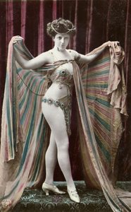 Postkarte, die eine orientalische Tänzerin darstellt (farbiges Foto)