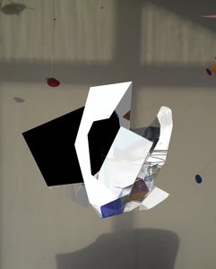 Schwebende geometrische Skulptur von Stefan Fransson