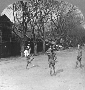 Einheimisches Ballspiel in Burma, 1908 von Stereo Travel Co