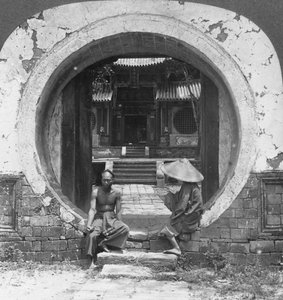 Neugieriges Tor, Eingang zu einem Joss-Haus, Bhamo, Burma, 1908 von Stereo Travel Co
