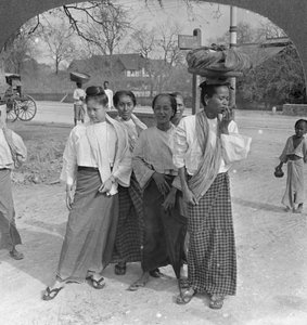 Frau und Diener gehen auf den Markt, Mandalay, Burma, 1908 von Stereo Travel Co