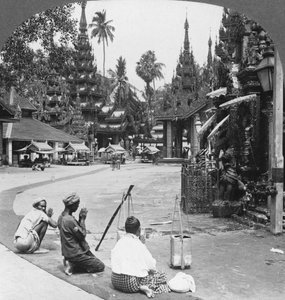 Anbetung vor einem Idol, Shwedagon-Pagode, Rangun, Burma, 1908 von Stereo Travel Co