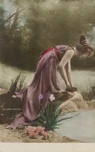 Frau, die in einen Teich schaut