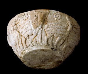 Sumerische Kunst: Kalksteinrelief von Widdern. 3000 v. Chr. Dim 9 x Durchmesser 22 cm Bagdad, Nationales Irak-Museum