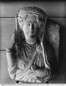 Grabrelief einer weiblichen Figur, aus Palmyra, Syrien von Syrian School