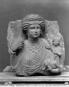 Grabrelief von Mutter und Kind, aus Palmyra, Syrien von Syrian School