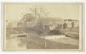 Ohne Titel (Fluss mit Wasserfällen und Fabrikgebäude) von T. Holmes