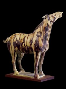 Chinesische Kunst: Terrakotta-Grabfigur mit dreifarbigen Glasuren, die ein Hennpferd darstellt. Aus dem Grab der Prinzessin Yong Tai (502-594 n. Chr.), Chensi. Tang-Dynastie (618-907 n. Chr.) von Tang Dynasty Chinese School