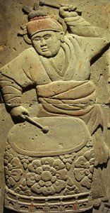 Terrakotta-Stele mit Musiker, Tang-Dynastie (618-907), entdeckt in der Provinz Shaanxi, Stelenwald-Museum in Xian. Fotografie, Leonard de Selva, China, 2006. von Tang Dynasty Chinese School