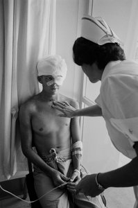 Verwundete amerikanische Soldaten aus dem Vietnamkrieg werden in ein Krankenhaus in Clark A... geflogen