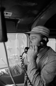 Charles Brockman, Ingenieur der Great Northern Railroad, spricht über Funktelefon aus der Lokomotive von Ted Spiegel