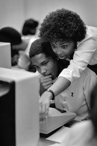 Bildungsprogramme, finanziert vom Office of Technology Assessment, einer Bundesbehörde, zur Unterstützung von Schulen