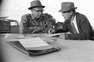 Familienbauer Ed Ker auf der A.M. Ker Ranch ist ein landwirtschaftlicher Siedler, der Alfalfa anbaut von Ted Spiegel