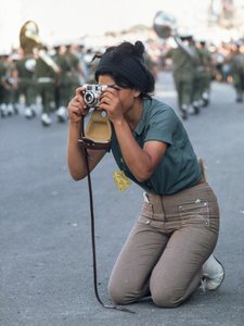 Israelische Frau fotografiert die Militärparade zu Pessach in Jerusalem von Ted Spiegel