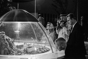 Modellanzeige eines zukünftigen Transportkonzepts auf der Weltausstellung in Seattle von Ted Spiegel