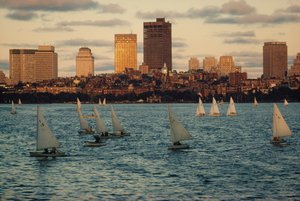 Segelboote bei Sonnenuntergang im Charles River Basin, unterhalb von Beacon Hill
