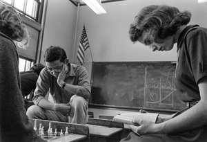 Schüler spielen Schach und lesen an der James A. Garfield High School, einer städtischen öffentlichen Schule