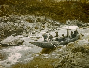Ein Boot in den Stromschnellen des Hozu-Flusses, Kyoto um 1900 - 1915 (Fotografie) von Teijiro Takagi
