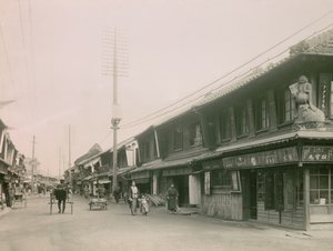 Eine Einkaufsstraße im Motomachi-Viertel von Kobe, um 1900 - 1915 (Fotografie)