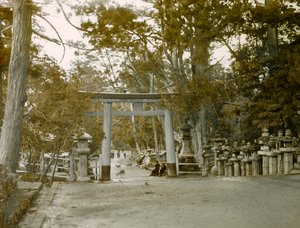 Eingang zum Laternen-Schrein im Kasauga Taisha Park, Nara, um 1900 - 1915