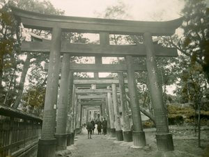 Torii im Inari-Schrein, Kyoto, um 1900 - 1915 von Teijiro Takagi