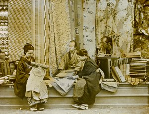 Seidenverkäufer in Japan, um 1900 - 1915