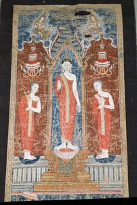 Banner mit stehendem Buddha und zwei Jüngern, Ratanakosin-Stil von Thai School