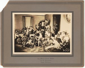 Fotodruck von Trauerblumenarrangements für Samuel M. Jackson Jr., September 1928 von The Blanch Randle Studio