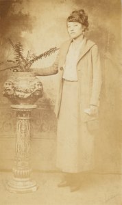 Fotopostkarte einer Frau, 1918-1930