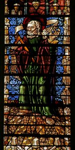 Fenster, das den Apostel St. Thomas mit Glaubensrolle darstellt
