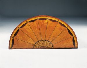George III Marketerie Halbmond-Kommode, ca. 1760-79 von Thomas (attr.to) Chippendale