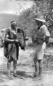 Errol Hinds handelt mit Hühnern, Wankie nach Victoria Falls, Südrhodesien, 1925-1927 von Thomas A. Glover