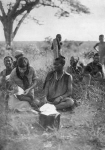 Stella Court Treatt pflegt ein krankes Baby, Bulawayo nach Dett, Südrhodesien, ca. 1924-1925 1927 von Thomas A. Glover