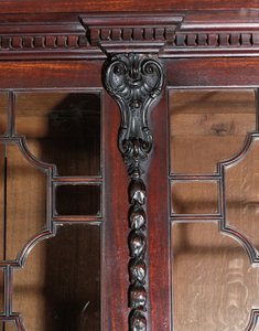 Ein George III Bücherschrank mit Front