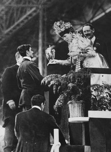 Königin Alexandra überreicht Dorando einen speziellen Pokal zur Erinnerung an seine große Anstrengung, den olympischen Marathon im Juli 1908 zu gewinnen